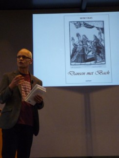 Wim Faas presenteert zijn boek.