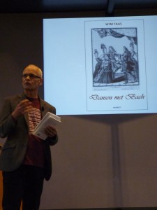 Wim Faas presenteert zijn boek.