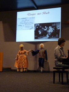 De 'dansmeester'en zijn dochter dansen een menuet.